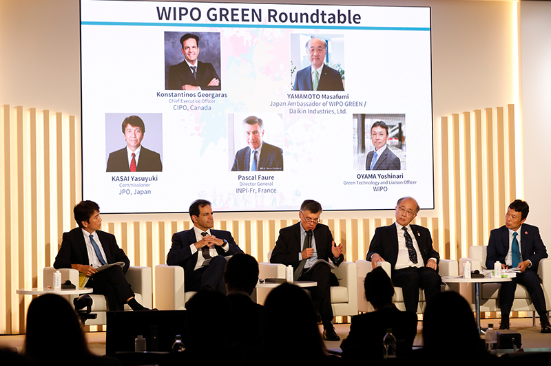 （写真）WIPO GREENラウンドテーブル後半の様子　（左から河西長官、コンスタンティノス・ジョーガラス氏 (CIPO)、パスカル・フォール氏 (INPI-Fr)、山本 雅史氏 (WIPO GREEN 日本アンバサダー)、大山 栄成氏 (WIPO)）