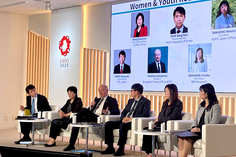 （写真）Women & Youthラウンドテーブルの様子　（左から河西長官、王 暁雲氏 (CNIPA)、アントニオ・カンピーノス氏 (EPO)、シン・サンゴン氏 (MOIP Korea)、浅川 智恵子氏 (IBM T. J. ワトソン研究所)、阪崎 裕美氏 (WIPO日本事務所)）
