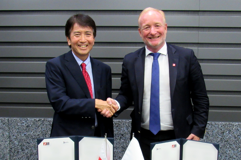 （写真）カンピーノス長官（EPO）とのバイ会談 ※左が河西長官