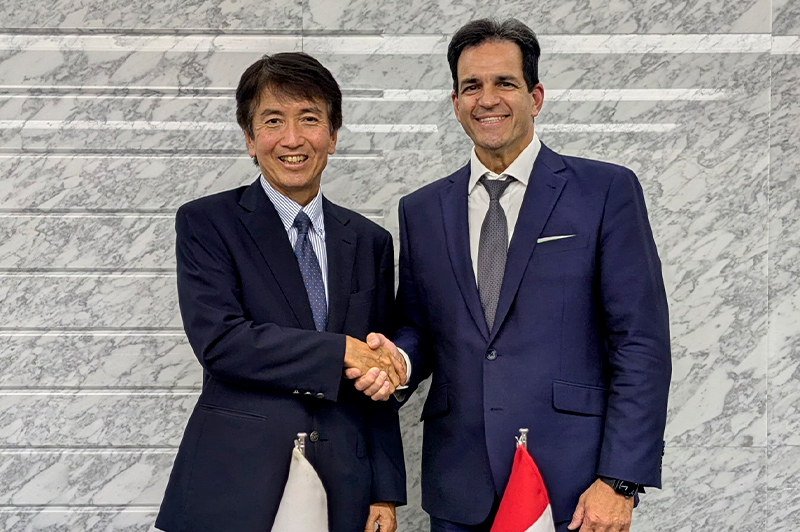 （写真）ジョーガラス長官とのバイ会談 ※左が河西長官