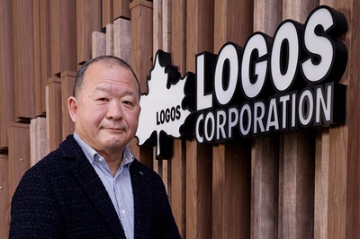 (写真3)ロゴス社のロゴと柴田社長