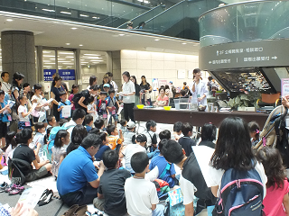 （写真）きょうこ先生の「夏休み自由研究きょうしつ」