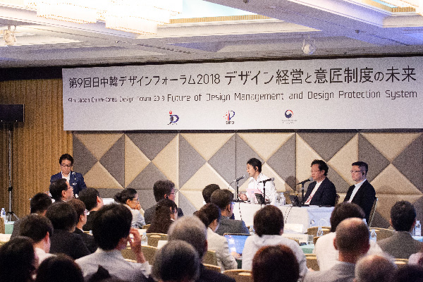 左から、梅澤 高明さん ラクスル 代表取締役社長CEO　松本 恭攝さん 元LGエレクトロニクス　チャ・ガンヒさん ハイアール　呉 剣さんの写真