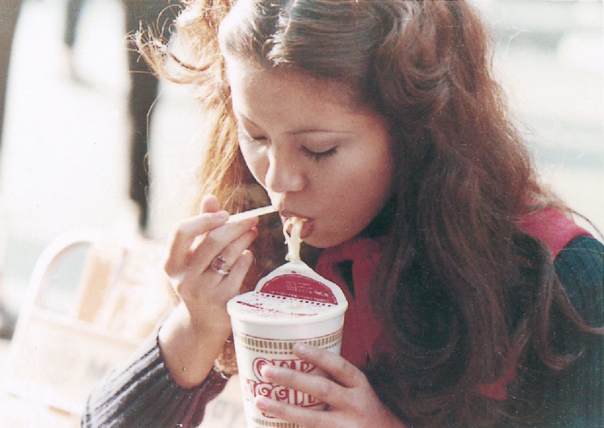 女性がカップヌードルを食べているイメージ写真