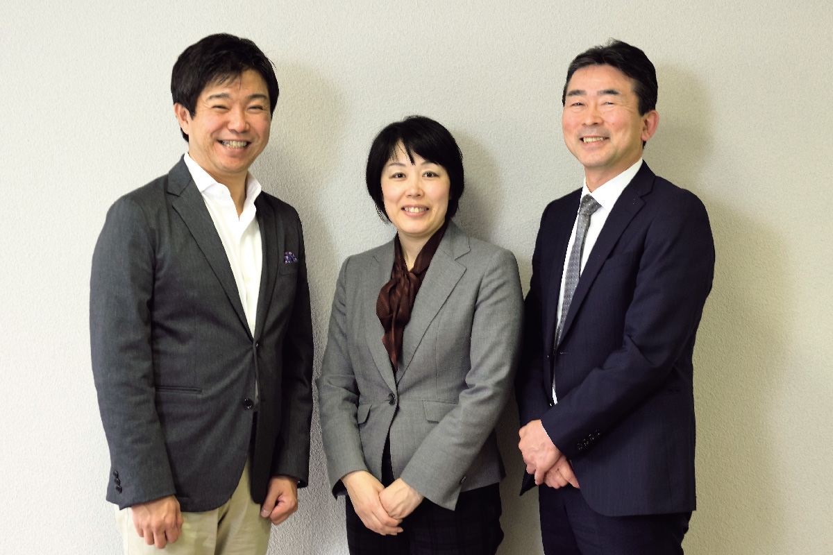 左から、AREC・岡田基幸センター長、信州TLO・技術移転グループの篠塚由紀さん、大澤住夫代表取締役社長の写真