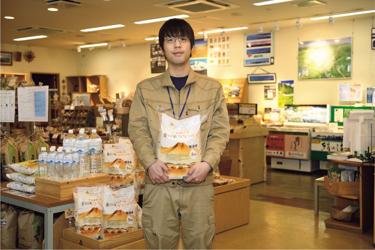 東川米を積極的にアピールする営農販売部米穀課の山下裕輝主任の写真