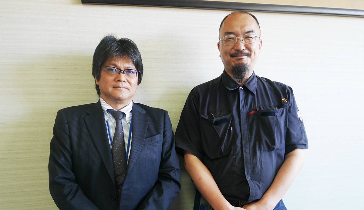 右から田中宏治さん、荒木信成さんの写真
