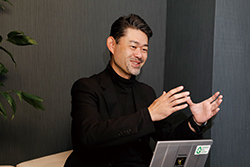鈴木健二郎 氏の写真