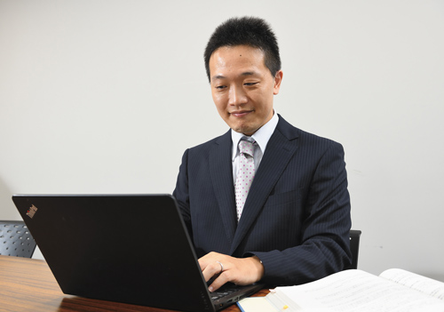 千本さんの執務写真
