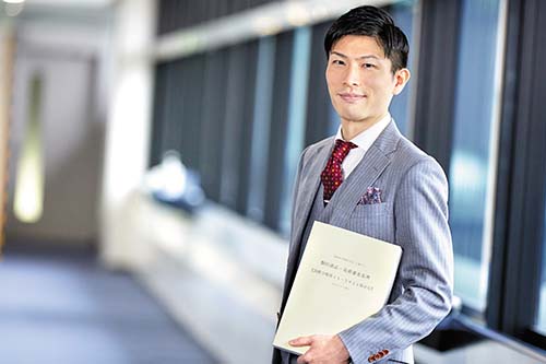 特許庁 審査業務部 商標課 審査企画係長／商標審査官 榊 亜耶人 プロフィール写真