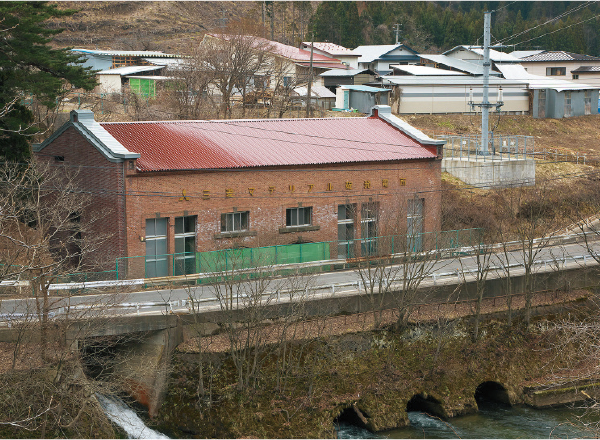 1907年に同社の前身・三菱合資会社が運転を開始した、碇水力発電所
