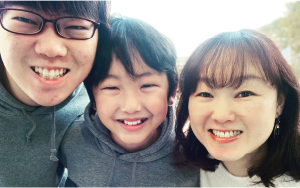 左：取締役社長　関本 創様　中央：関本 想様（社長の弟様）右：代表取締役　関本幸子様（社長のお母様）