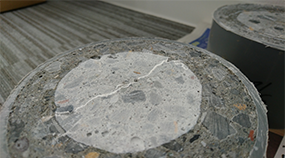 2足歩行の人型ロボット