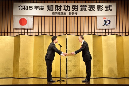 （画像）中谷経済産業副大臣による経済産業大臣表彰