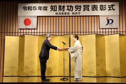 （画像）濱野特許庁長官による特許庁長官表彰