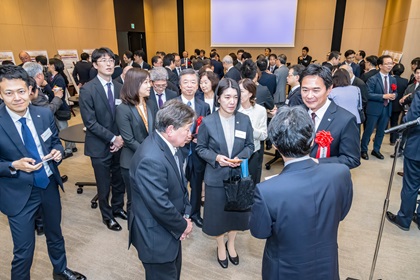 （画像）式典後に開催した受賞者意見交換会の様子
