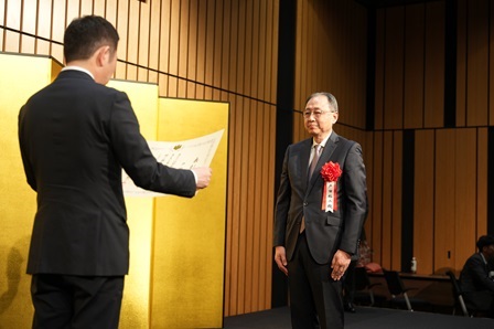 （画像）越智経済産業大臣政務官による経済産業大臣表彰