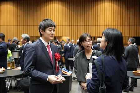 （画像）表彰式後に開催した受賞者意見交換会の様子