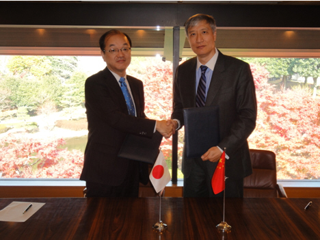 日中特許庁長官会合にて　左より岩井長官、SIPO田局長
