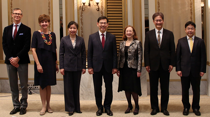 （写真）澤井審査第一部長と各庁代表者