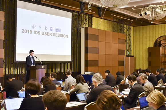 （写真）発表者の説明を聞く参加者
