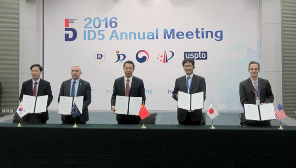 （写真）左から、韓国特許庁（KIPO）：チェ商標デザイン審査局長、欧州連合知的財産庁（EUIPO）：アルシャンボー副長官、中国国家知識産権局（SIPO）：申局長、日本国特許庁（JPO）：澤井審査第一部長、米国特許商標庁（USPTO）：ガーク特許弁護士