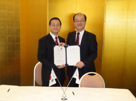 日韓特許庁長官会合にて　左よりKIPO李庁長と岩井長官