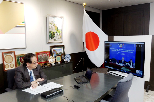 （写真）テレビ電話会議を行う松永長官