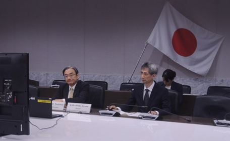 （写真1）日ASEAN特許庁長官特別会合に臨む糟谷長官ら