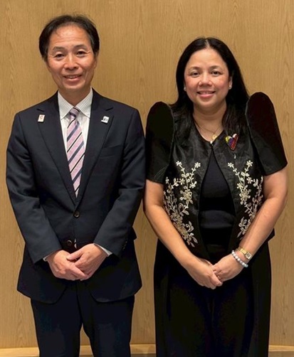 Bilateral meeting with Director General Da Costa-Villaluz (the Philippines) *On the left is JPO Deputy Commissioner YASUDA Futoshi