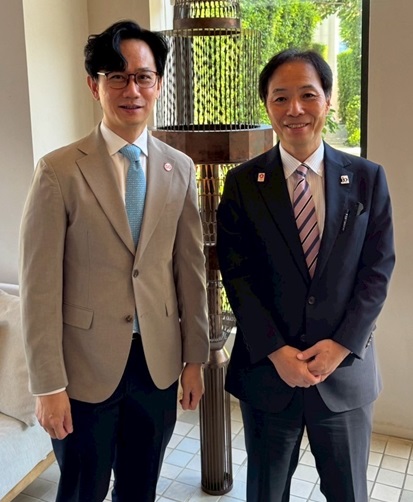 Bilateral meeting with Chief Executive Tan (Singapore) *On the right is JPO Deputy Commissioner YASUDA Futoshi.