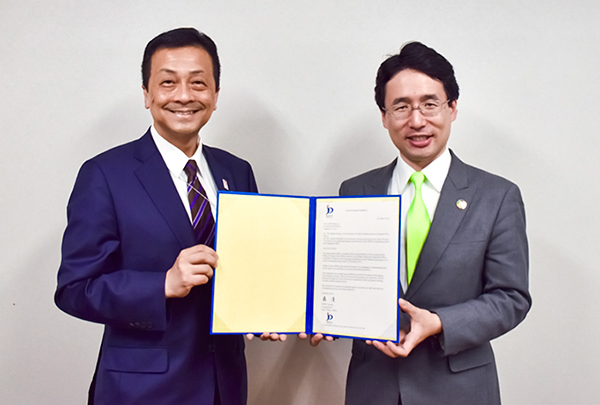 （写真）感謝レターを手に記念撮影