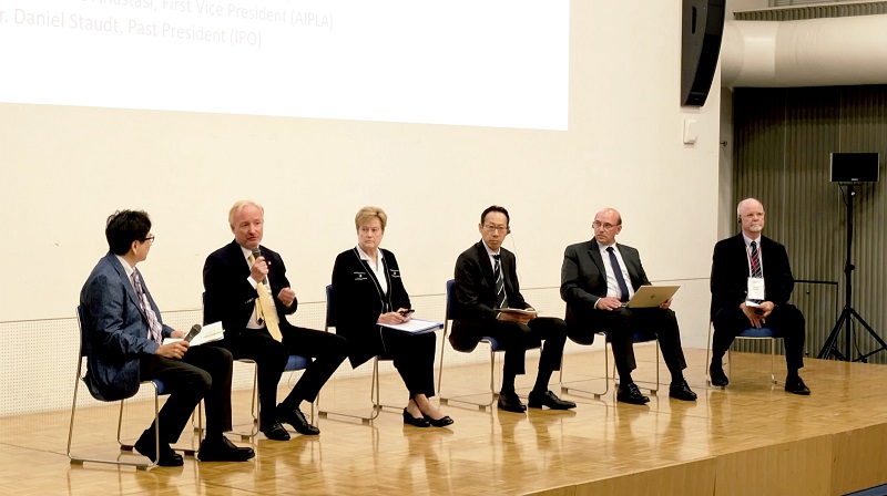 （写真）パネルディスカッションの様子。左から、モデレーターの大嶋副学長（東京科学大学）、カンピーノス長官（EPO）、ヨーゲンセン事務局次長（WIPO）、若代副理事長（JIPA）、アナスタシ氏（AIPLA）、シュタウド氏（IPO）
