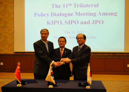 日中韓特許庁長官会合にて　左よりSIPO田局長、KIPO李庁長、岩井長官
