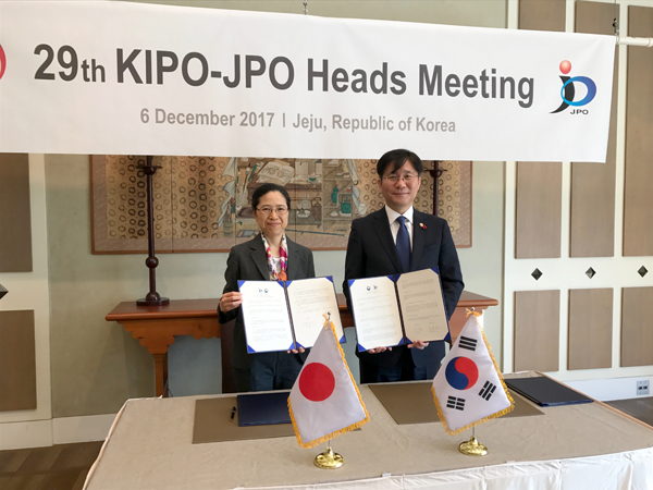 （写真）第29回日韓特許庁長官会合　宗像長官と成KIPO庁長