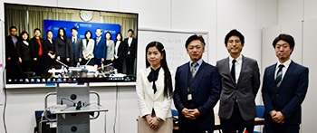（写真）モニター越しにオンライン会議を行う様子