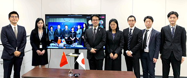 （写真）第12回日中意匠専門家会合（手前：日本国特許庁、画面内：中国国家知識産権局）