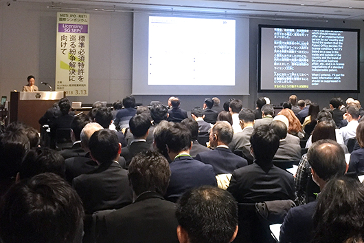 （写真）スライド資料を説明する宗像長官