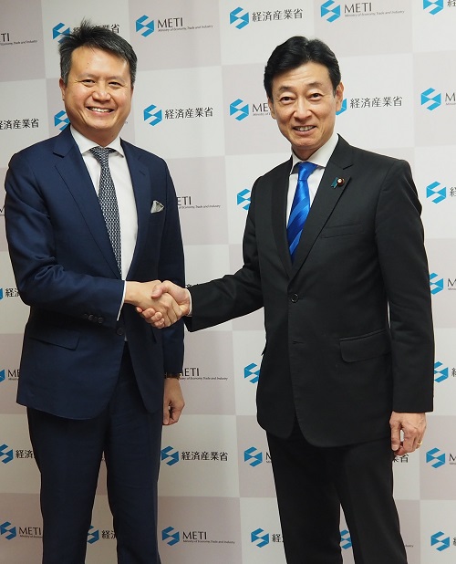 （写真1）左から、タンWIPO事務局長、西村経済産業大臣