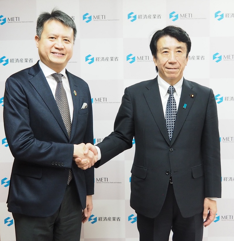 (写真)左から、タンWIPO事務局長、齋藤経済産業大臣