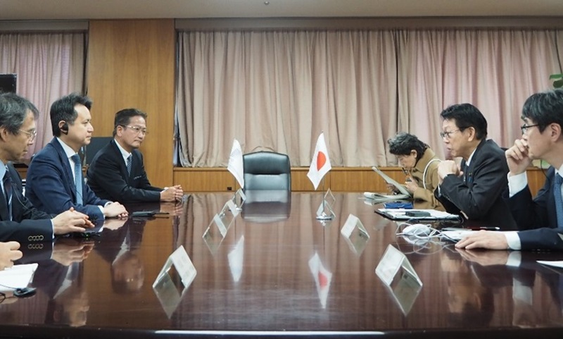 （写真2）左手前から2番目：タンWIPO事務局長、右手前：小野特許庁長官、右手前から2番目：武藤経済産業大臣