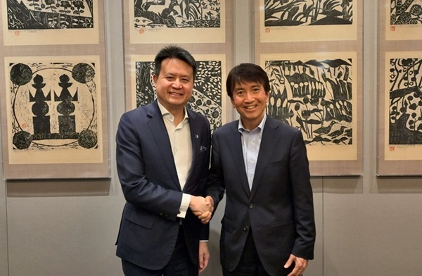 (写真)左から、タンWIPO事務局長、河西特許庁長官