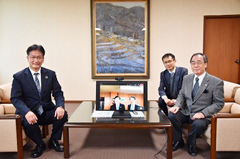 （写真）修了証を手にする参加者