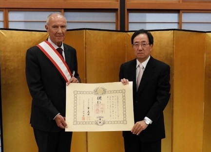 （写真）勲章伝達式の様子
