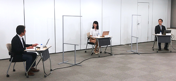 写真：壇上に並ぶ対談者