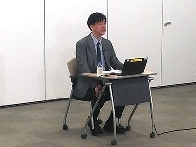 写真：壇上で講演する杉光氏