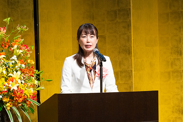 （写真）選考委員長 山崎直子さんによる講評の様子