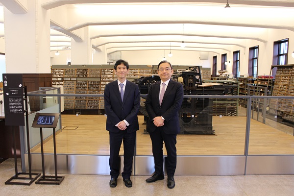 （写真）大日本印刷株式会社との意見交換　北島社長・糟谷長官（大日本印刷の「市谷の杜 本と活字館」にて撮影）