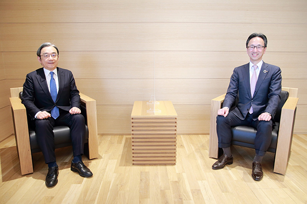 （写真）株式会社イトーキとの意見交換 糟谷長官・平井社長