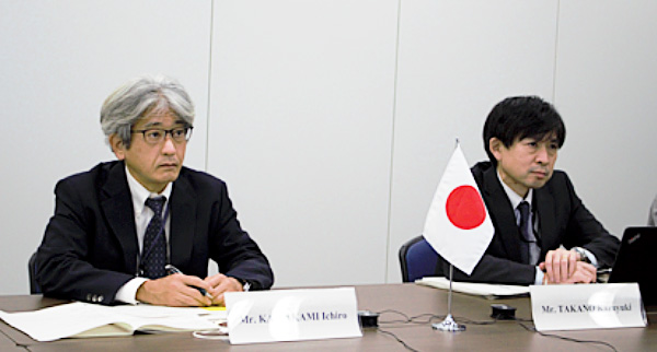 （画像1）川上審査業務部長と高野商標課長